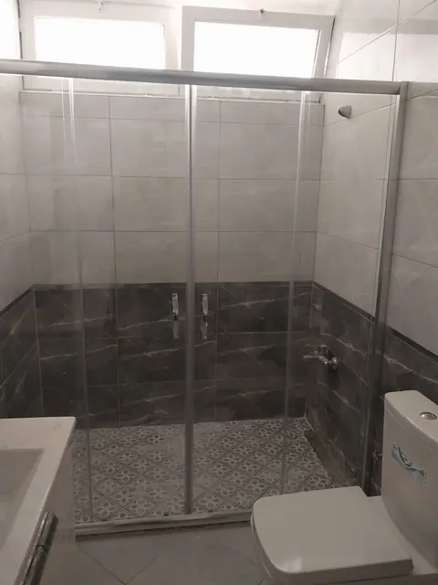 Özel ölçü duşakabin kurulumu örneği, Düğmeciler ve çevresi