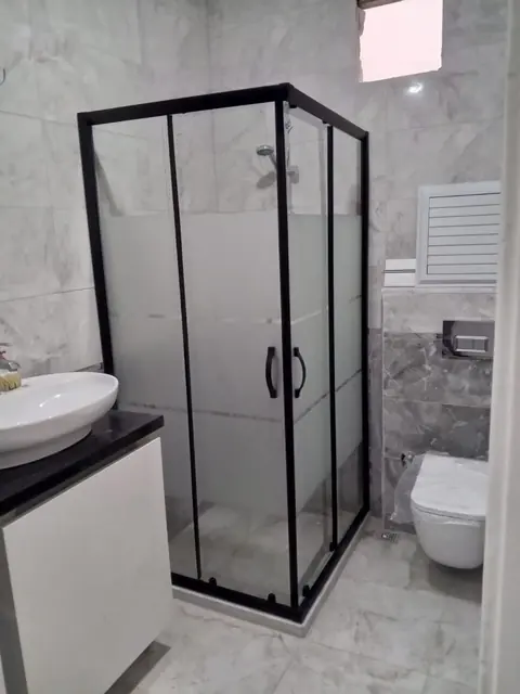 Özel ölçü duşakabin kurulumu örneği, Bebek İskelesi ve çevresi